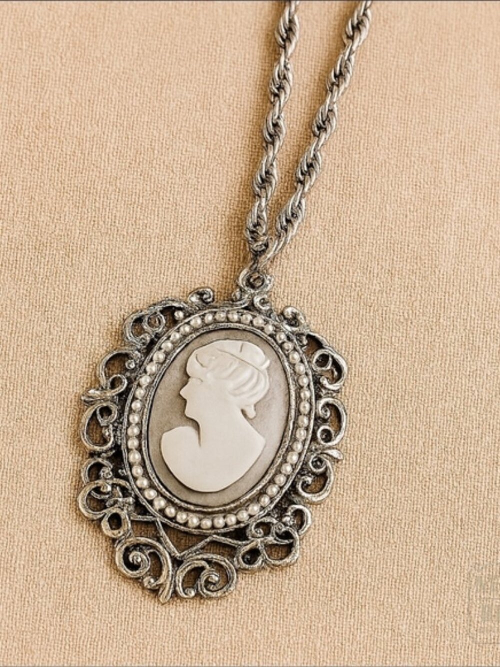 Retro Silver-Tone Cameo Necklace Faux Pearl Halo & Filigree Frame on Rope Chain